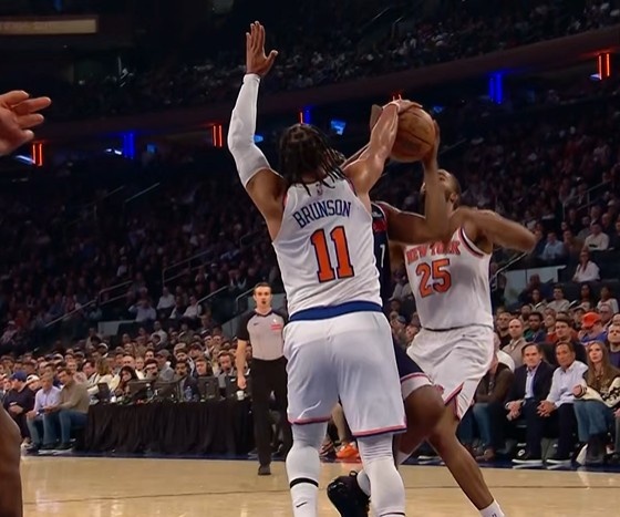 被防得很难受！哈登一对一强攻 遭布伦森生切