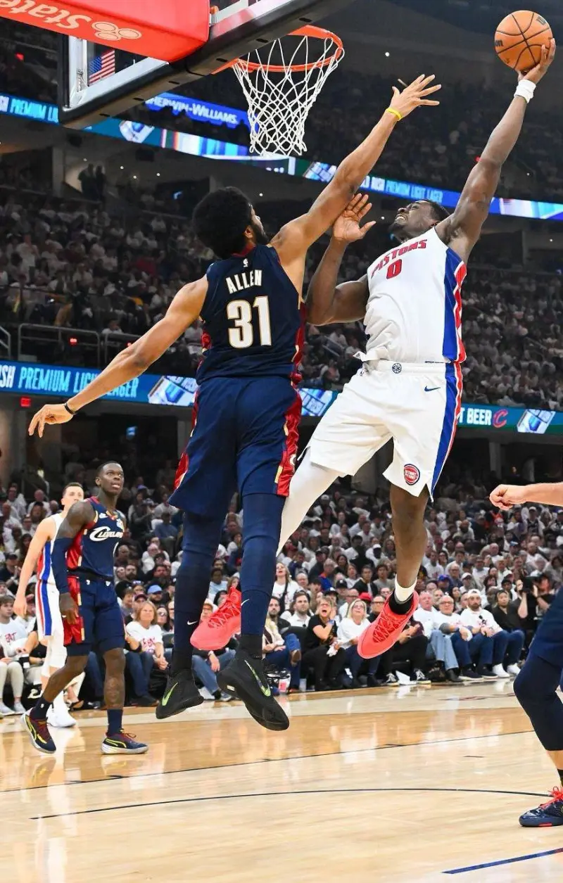 PG电子在线下载-举火烧天！NBA官方晒杜伦单臂隔扣阿伦的定格画面